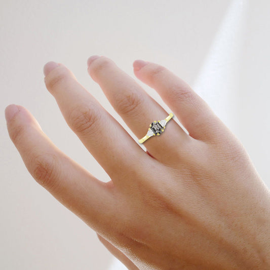 Model hand with Oiche ring